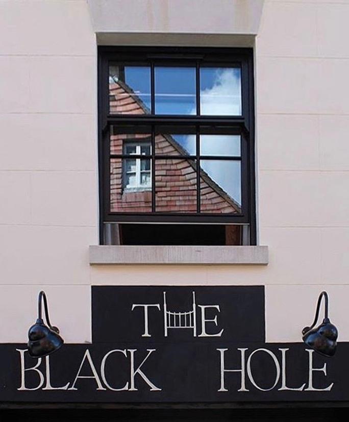 The Black Hole Winchester Luaran gambar